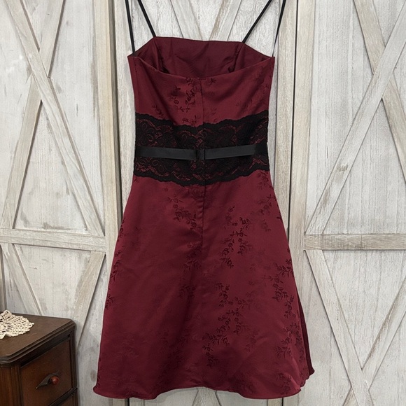 Burgundy Lace Strapless Dress - Picture 6 of 9